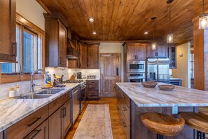 Maison, plusieurs lits, bain à remous, vue montagne (Antler Ridge at Eagles Nest) | Cuisine privée