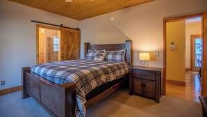 Nhà, nhiều giường, bồn tắm nước nóng, quang cảnh núi (Lazy Bear Inn)