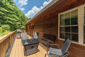 Terrace/patio - Lazy Bear Inn (Sugar Grove)