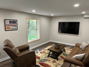 Maison, plusieurs lits, bain à remous, vue montagne (Lazy Bear Inn) | Coin séjour