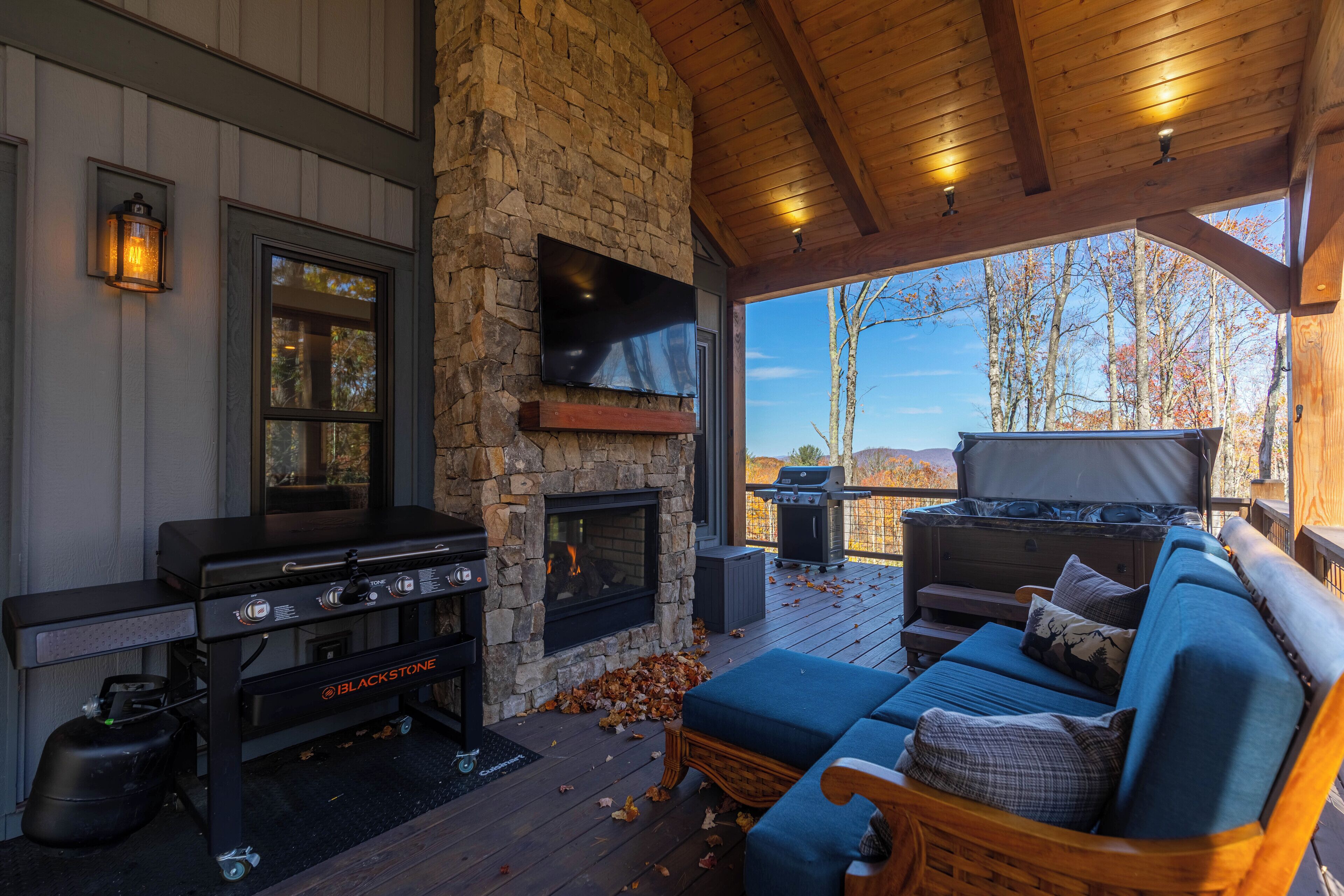 Rumah, Beberapa Tempat Tidur, hot tub, pemandangan gunung (Hidden Gem at Eagles Nest) | Teras/patio