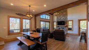 House, Multiple Beds, Hot Tub, Mountain View (Hidden Gem at Eagles Nest) | Dining