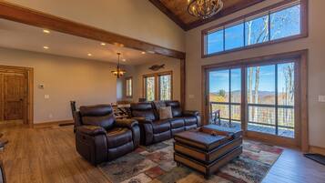 Rumah, Beberapa Tempat Tidur, hot tub, pemandangan gunung (Hidden Gem at Eagles Nest) | Area keluarga | Perapian