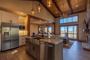 Hus - flera sängar - bubbelpool - utsikt mot bergen (Hidden Gem at Eagles Nest) | Eget kök | Kaffe- och tebryggare