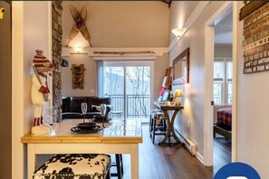 Cabaña, varias camas, hidromasaje, vista a la montaña (Wolfman Lodge) | Interior