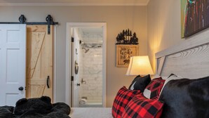 Cabin, nhiều giường, bồn tắm nước nóng, quang cảnh núi (Wolfman Lodge) | 3 phòng ngủ, trang trí khác biệt 
