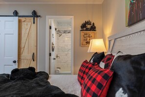 Cabaña, varias camas, hidromasaje, vista a la montaña (Wolfman Lodge) | 3 habitaciones, decoración personalizada y muebles diferentes 