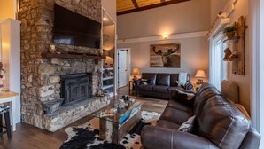 Cabin, nhiều giường, bồn tắm nước nóng, quang cảnh núi (Wolfman Lodge) | Khu phòng khách | Lò sưởi 