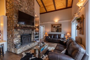 Cabaña, varias camas, hidromasaje, vista a la montaña (Wolfman Lodge) | Área de sala de estar | Chimenea