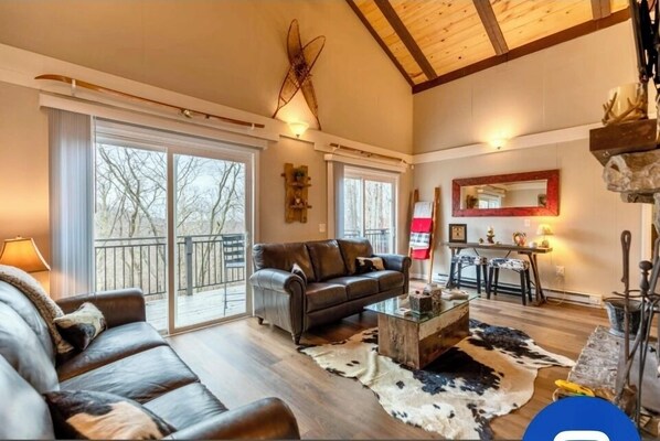 Cabaña, varias camas, hidromasaje, vista a la montaña (Wolfman Lodge) | Área de sala de estar | Chimenea