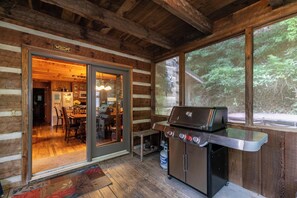 Outdoor dining - Daniel Boone Lodge (Boone)