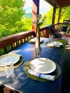 Outdoor dining - Great Grandfather View (Banner Elk)