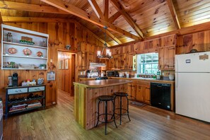 Huisje, meerdere bedden, hot tub, uitzicht op bergen (Great Grandfather View) | Privékeuken | Een koffiezetapparaat/waterkoker