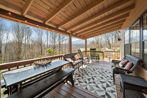 Outdoor dining - Great Grandfather View (Banner Elk)