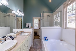 Maison, plusieurs lits, bain à remous, vue montagne (Stoney Brook Cottage at Echota) | Salle de bain | Articles de toilette de luxe, serviettes fournies, papier toilette