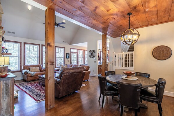 Talo, useita sänkyjä, poreamme, vuoristonäköala (Stoney Brook Cottage at Echota) | Sisätilat