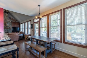 Maison, Plusieurs lits, baignoire à remous, vue sur la montagne (Stoney Brook Cottage at Echota) | Intérieur