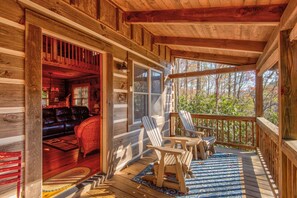 小屋, 多张床, 热水浴缸, 山景 (Bears Repeatin') | 阳台景观