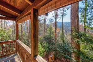 Kabin, Beberapa Tempat Tidur, hot tub, pemandangan gunung (Bears Repeatin') | Pemandangan balkon