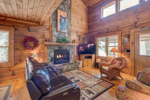 Cabane, plusieurs lits, bain à remous, vue montagne (Bears Repeatin') | Coin séjour