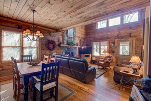 Cabane, plusieurs lits, bain à remous, vue montagne (Bears Repeatin') | Cuisine privée