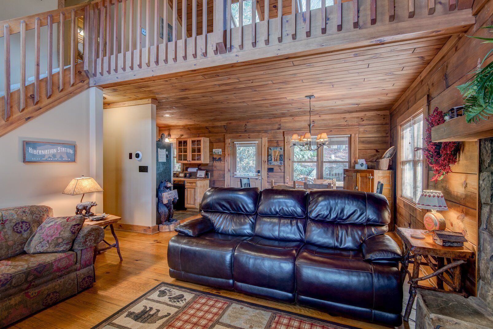 小屋, 多張床, 熱水浴缸, 山景 (Bears Repeatin') | 起居區 | 壁爐