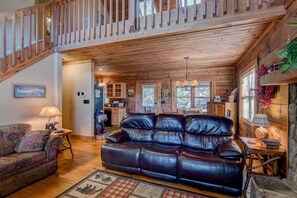 Cabane, plusieurs lits, bain à remous, vue montagne (Bears Repeatin') | Coin séjour