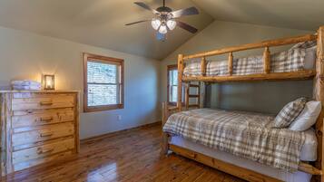 House, Multiple Beds, Hot Tub, Mountain View (Skyland Cabin) | 3 bedrooms, individually decorated, individually furnished, bed sheets