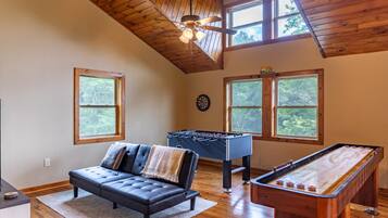 House, Multiple Beds, Hot Tub, Mountain View (Skyland Cabin) | Games room