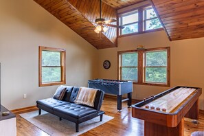 Casa, varias camas, bañera de hidromasaje, vistas a la montaña (Skyland Cabin) | Sala de juegos