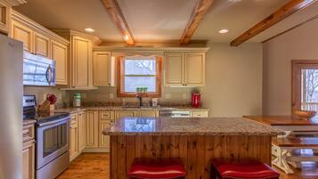 House, Multiple Beds, Hot Tub, Mountain View (Skyland Cabin) | Private kitchen | Coffee/tea maker