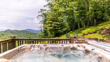 Rumah, Beberapa Tempat Tidur, hot tub, pemandangan gunung (Skyland Cabin) | Bathtub spa outdoor