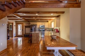 Casa, várias camas, banheira de imersão, vista para a montanha (Skyland Cabin) | Cozinha privada | Cafeteira/chaleira