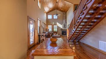 House, Multiple Beds, Hot Tub, Mountain View (Skyland Cabin) | Interior