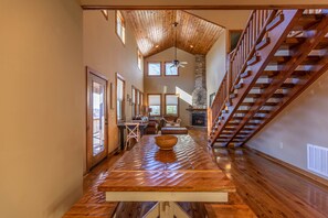 Casa, varias camas, bañera de hidromasaje, vistas a la montaña (Skyland Cabin) | Interior