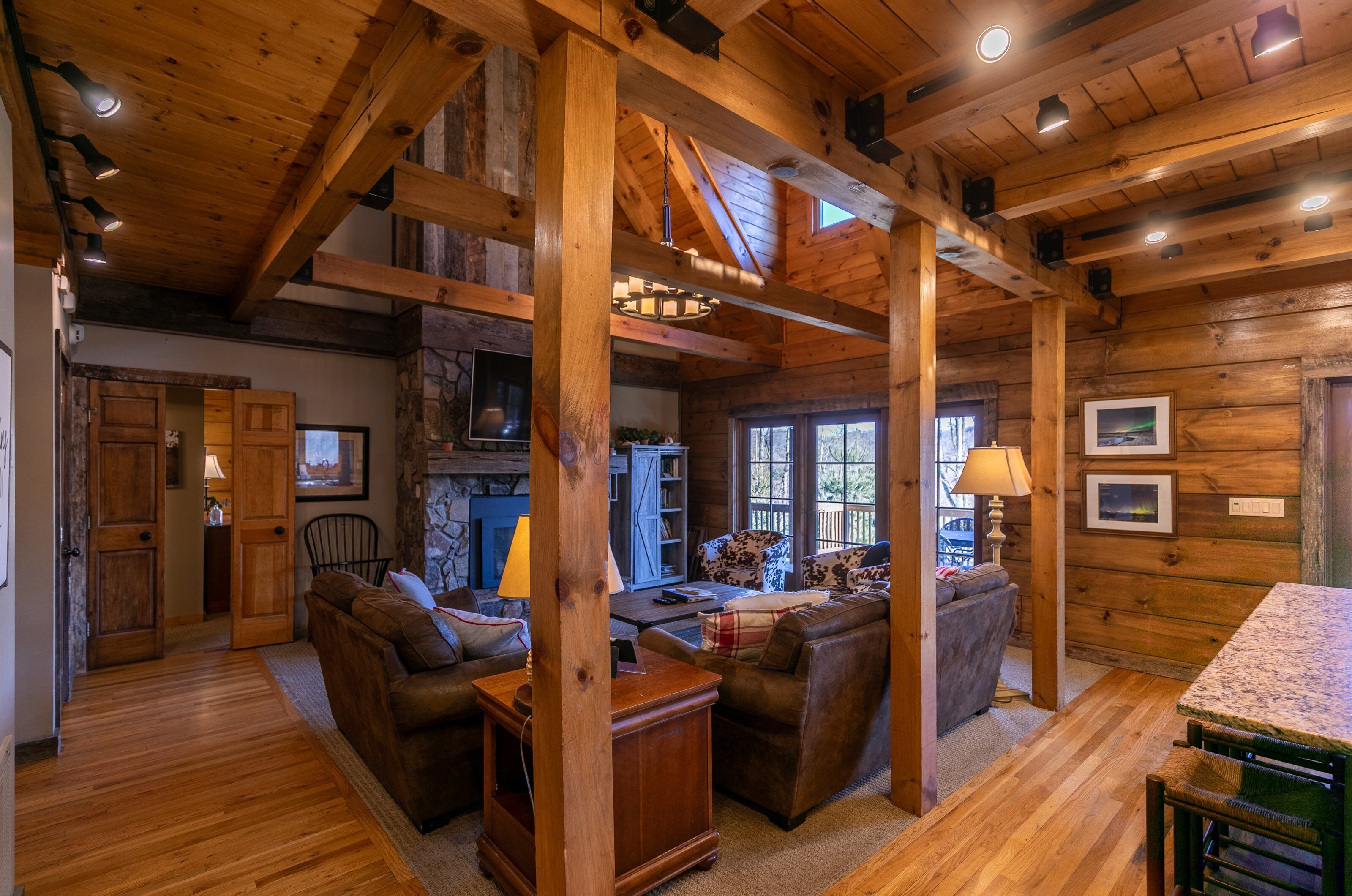 Cabin, nhiều giường, bồn tắm nước nóng, quang cảnh núi (Gratitude) | Khu phòng khách | Lò sưởi 