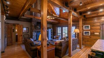 Cabin, nhiều giường, bồn tắm nước nóng, quang cảnh núi (Gratitude) | Khu phòng khách | Lò sưởi
