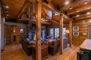 小屋, 多張床, 熱水浴缸, 山景 (Gratitude) | 起居區 | 壁爐