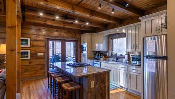Cabin, nhiều giường, bồn tắm nước nóng, quang cảnh núi (Gratitude) | Bếp riêng | Dụng cụ pha cà phê/trà