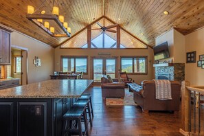 Casa, diversos llits, banyera d'hidromassatge, vistes a la muntanya (Grandfather Vistas) | Sala d'estar | Llar de foc