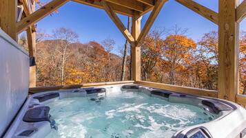 Rumah, Beberapa Tempat Tidur, hot tub, pemandangan gunung (Boulder Creek at Eagles Nest) | Bathtub spa outdoor