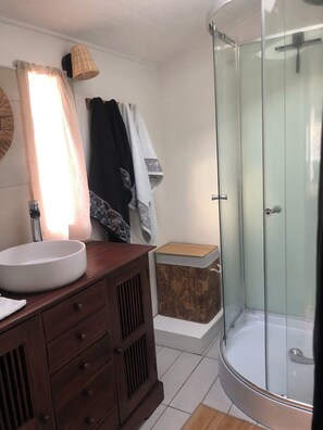 Dusj, hårføner, håndklær og såpe