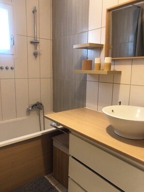 Douche, sèche-cheveux, serviettes fournies, savon