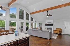 Télévision, jeux vidéo, baby-foot, espaces bureaux