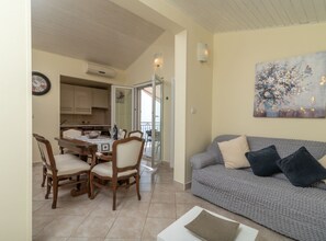 아파트 (Apartment Villa Daniela - Three Bedro) | 거실 | 위성 채널 시청이 가능한 32인치 평면 TV