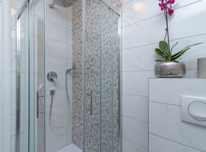 Lägenhet (Apartment Villa Daniela - Three Bedro) | Badrum | Dusch och handdukar
