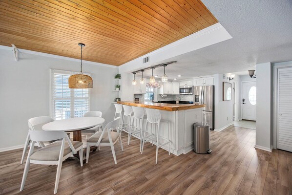 Dining - Grove Cove - 1.5 Blocks from Beach- Dog Friendly (North Myrtle Beach)