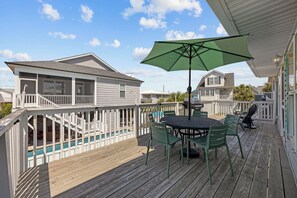 Outdoor dining - Grove Cove - 1.5 Blocks from Beach- Dog Friendly (North Myrtle Beach)