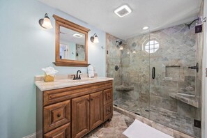Shower, hair dryer - Grove Cove - 1'5 Blocks from Beach- Dog Friendly (North Myrtle Beach)