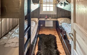 5 bedrooms, travel crib, free WiFi